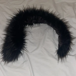Svart pälskrage  - Säljer en svart pälskrage som passar perfekt till vinterjackor!