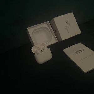 Trådlösa hörlurar gen 4 - Säljer ett par trådlösa hörlurar gen 4. Den är helt oanvänd och fungerar utmärkt! Allt i bilderna ingår i ditt köp och du kommer inte ångra dig för ett så billigt pris! Vid intresse är de bara att kontakta!🙂