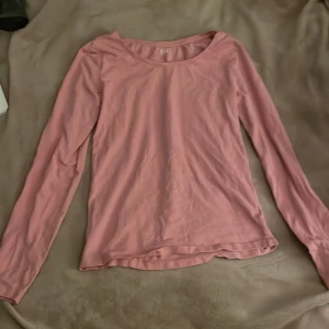rosa långärmad tröja från lager - säljer denna fina basic rosa långärmade tröjan från lager 157 då den aldrig kommer till användning💞💞priset kan diskuteras då jag ej vet hur mycket den kostade när jag köpte den!