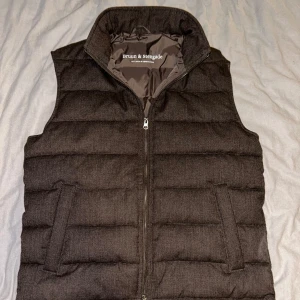 Bruun & Stengade Väst - Skön väst från Bruun & Stengade i modellen Minneapolis. Påminner mycket i utseendet om Stenströms Manchester-väst. Nyskick & perfekt nu framåt höstkanten. Nypris ligger på 2199kr. (Luva på & avtagbar)