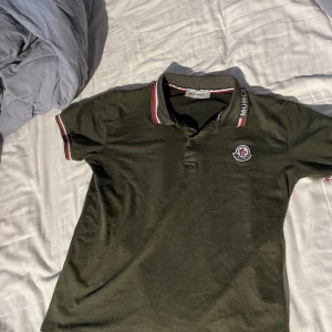 Moncler pike - Riktigt fet piké från Moncler.  Öppen för frågor och prisförslag 