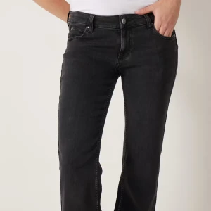 Lee jeans - Tidlösa bootcut jeans från lee med lång midja. Använd men inget man märker. Säljer då det är för korta. Nypris: 1099kr. Pris kan diskuteras.