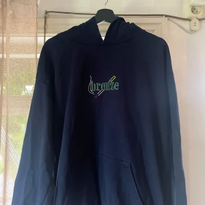 Mörkblå hoodie från Bronze56k - Säljer en mörkblå hoodie från Bronze56k i storlek XL. Gott skick. Originalpris ca 1300kr