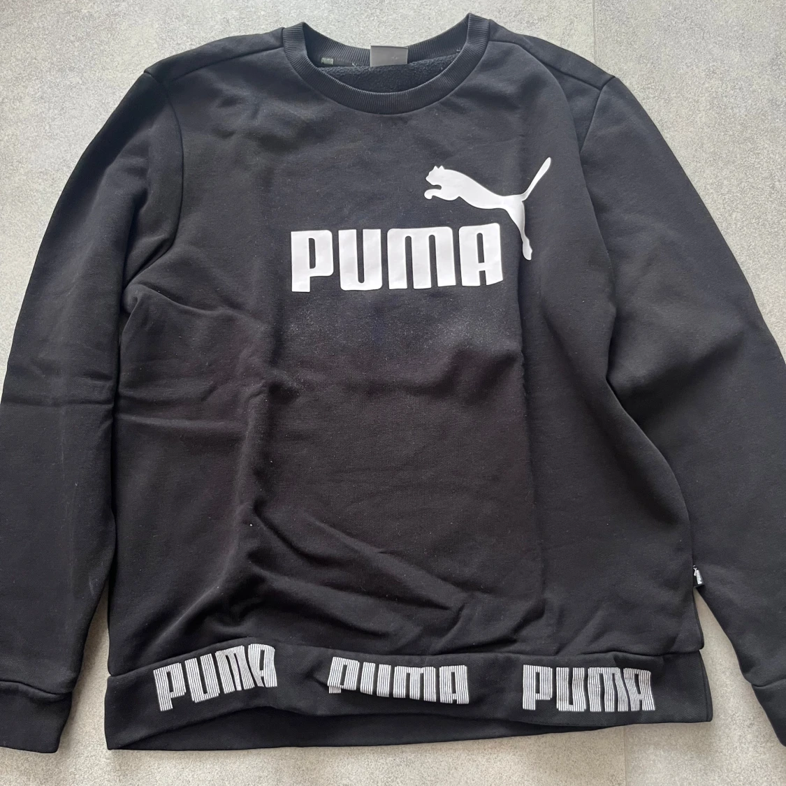 Svart sweatshirt från Puma med logga
