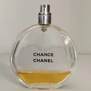 Chanel Chance Edt 100ml flaska - Chanel Chance Eau de Toilette, utan lock. Flaskan rymmer 100 ml och har en elegant minimalistisk design. Kul för dig som vill testa en Chanel parfym eller som vill ha flaskan som dekor. Top notes are Patchouli, Pink Pepper, Pineapple, Hiacynth and Iris; middle notes are Lemon, Jasmine and Rose; base notes are Patchouli, Musk, Vetiver and Vanilla.