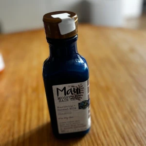 Maui Moisture Coconut Milk Shampoo - Maui Moisture Nourishing + Coconut Milk Shampoo HELT NY/ OÖPPNAT. Innehåller kokosmjölk och är framtagen för torrt hår. Stora flaskan 385 ml.