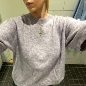 Ljuslila stickad tröja & Other Stories - Supersnygg ljuslila stickad tröja från & Other Stories. Köpt i Paris och använt ett fåtal gånger. Tröjan har en avslappnad passform, rund halsringning och trekvartsärmar. Just denna tröja finns inte kvar på & Other stories, nypris 790kr💗 skriv gärna för frågor