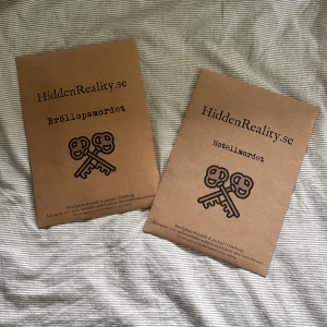 Bröllopsmordet & Hotellmordet - Två spännande mordgåtor från HiddenReality.se: Bröllopsmordet och Hotellmordet. Perfekta för dig som gillar mysterier och vill utmana vännerna på en klurig och rolig kväll. Passar unga vuxna som älskar deckare och problemlösning. Nypris 300 kr per mordgåta💕