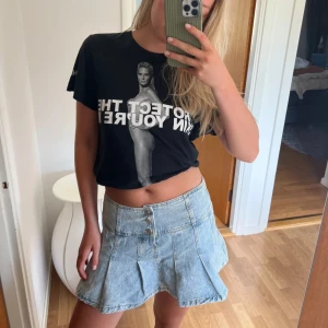 Volangkjol  - Volangkjol i S❤️Har en två små som knappt syns som jag visar på de två sista bilderna❤️Kontakta mig gärna vid frågor❤️kolla även gärna i min profil för andra fina plagg❤️