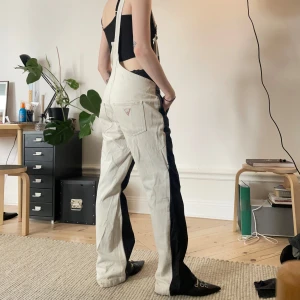 GUESS hängselbyxor - Svartvita hängselbyxor från GUESS, ascoola! ❤️Storlek 26 i midjan, på mig som har storlek 25 sitter de lite mer avslappnat och oversize 🫶🏻Justerbara hängslen, jättefint skick 🫶🏻