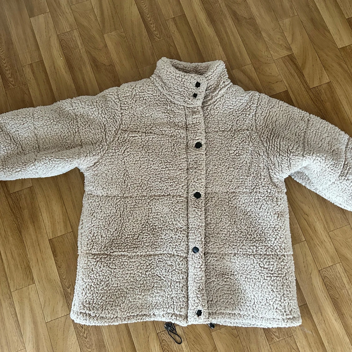 Beige teddyjacka från Boohoo