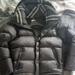 Burberry jacka  - Hej! Säljer nu denna burberry jackan som även kan omvandlas till en väst! Jackan är i mycket bra skick, och har endast använts 1 vinter. Jackan är perfekt till många årstider eftersom den kan omvandlas till en väst. Har du några frågor eller funderingar är det bara att höra av dig (: