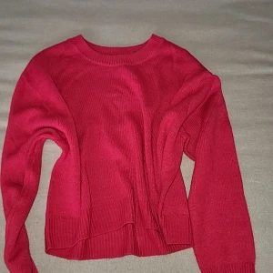 Rosa stickad tröja från Divided XS - Säljer en snygg rosa stickad tröja från Divided i storlek XS. Tröjan har rund halsringning, långa ärmar och ribbade muddar vid ärmslut och nederkant. Perfekt för lager på lager under kyliga dagar.