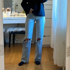 Jeans - Ljusblå jeans med hål i knäna från Bikbok. Strl W24 (passar XS/32/34). Använda, men i fint skick. Tryck gärna på ”köp nu”.