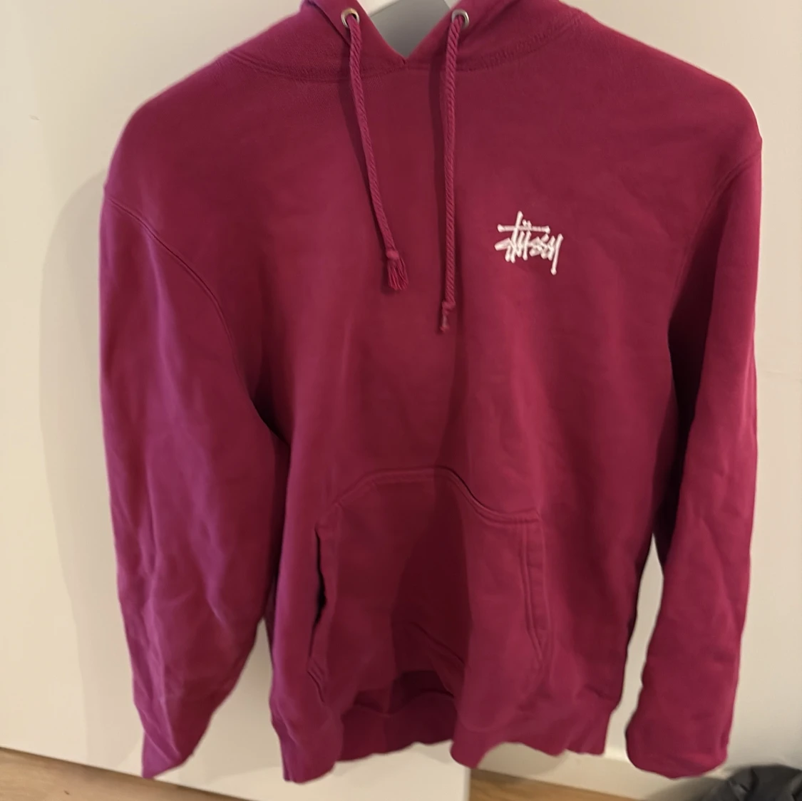 Vinröd Stüssy hoodie