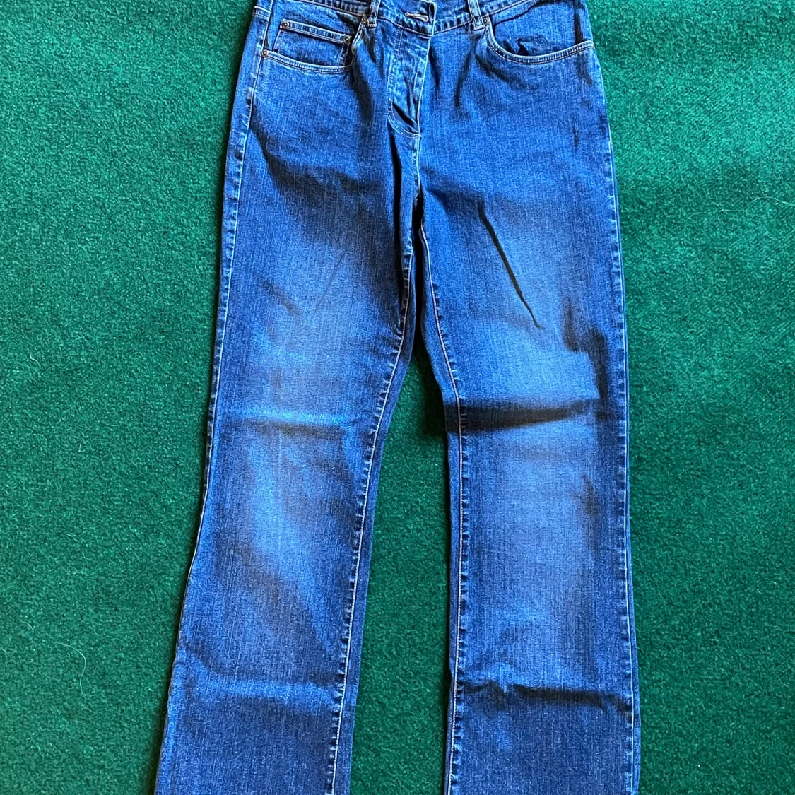 Blå jeans från KappAhl med broderad ficka