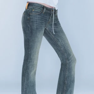 Jeans från Weekday - Snygga bootcut low waist jeans från weekday i färgen ”Puddly blue” helt nya, provat dom en gång och säljer för jag vill ha ett par andra jeans ❣️dom är i storleken 26/32. Nypris är 400kr säljer för 350kr, priset kan diskuteras till 300kr.