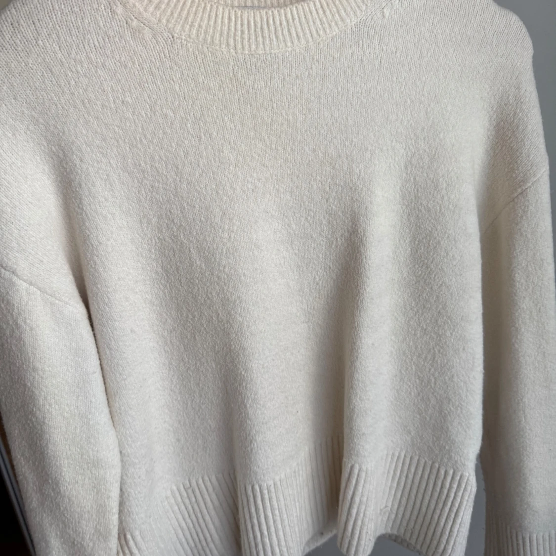 Vit stickad tröja - 1