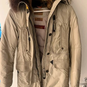 Parajumper storlek 164 - Fint skick, använd en vinter, passar en xs. 