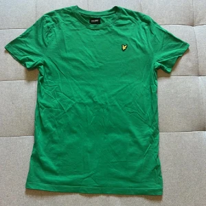 Grön t-shirt från Lyle & Scott - Snygg grön t-shirt från Lyle & Scott i mycket bra skick. Priset är ej hugget i sten! Tveka inte att skriva vid funderingar🤝