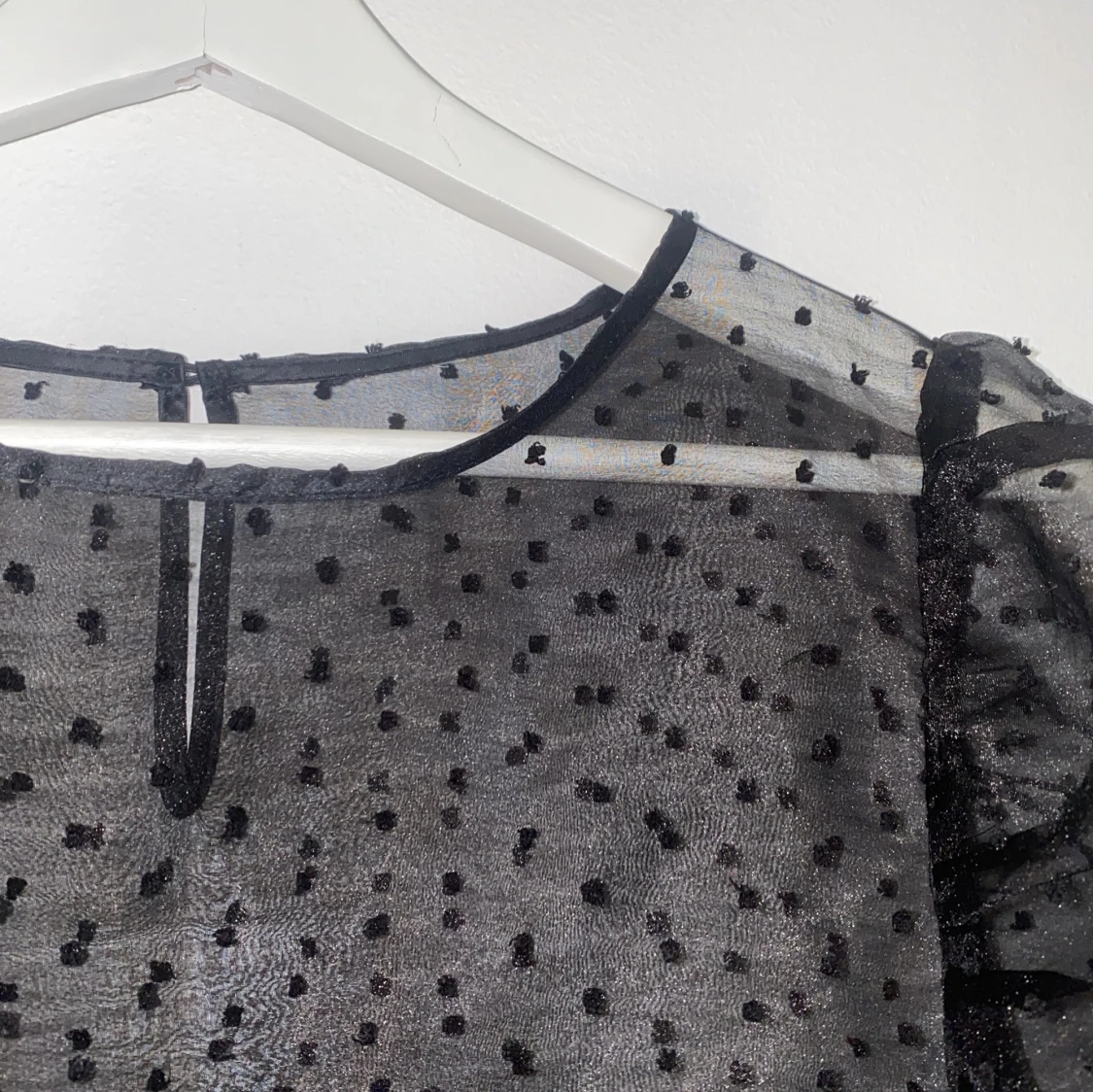 Svart transparent prickig blus - 2