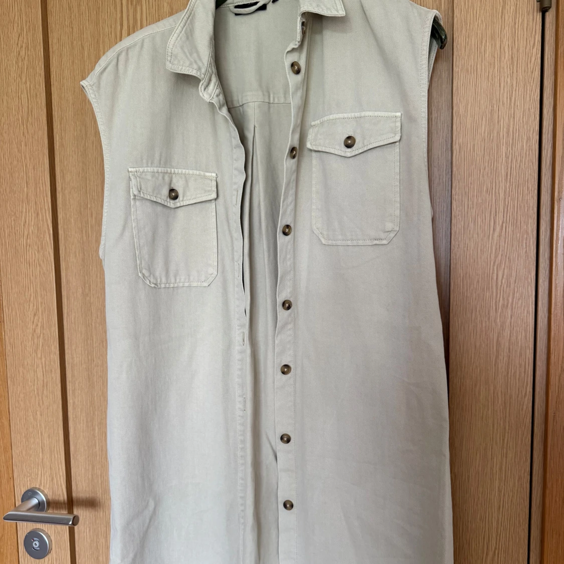 Beige ärmlös skjortklänning Peppercorn