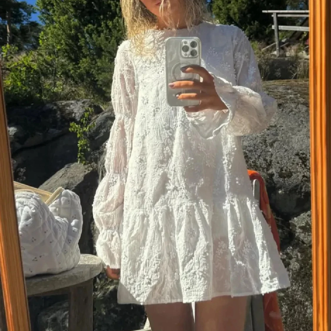 Vit blommig kortklänning med volang - 3