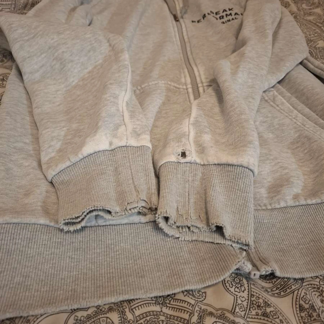 Grå hoodie från Peak Performance - 3