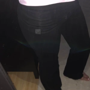Byxor/ yogapands  - Säljer ett par svarta yogapands från stadium, jätte sköna fina mycket bra skick säljer pga för jag rensar min garderob🤗💓
