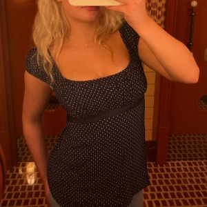 Prickig topp - Världens finaste prickiga topp med knytdetalj i ryggen, köpt i London💖💖 