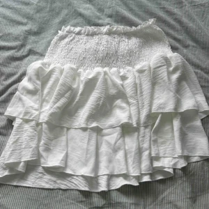 Vit volangkjol  - Så snygg volangkjol som inte kommit till användning