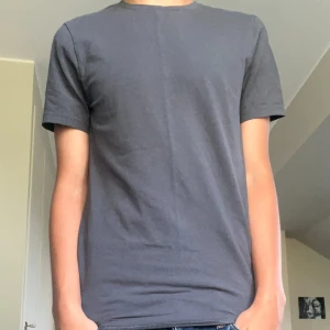 Mörkgrå t-shirts Bread & Boxers XS - Säljer en stilren mörkgrå t-shirt från Bread & Boxers i storlek XS. Perfekt basic-plagg för en clean look. 2 för 269 3 för 399