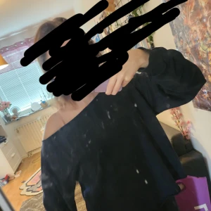 Mörkblå offshoulder tröja - Mörkblå långärmad tröja med offshoulder-design. Tröjan har en avslappnad passform och är tillverkad i ett mjukt material som känns skönt mot huden. Perfekt för dig som gillar en chill och trendig stil. Från ginatricot. Storlek S