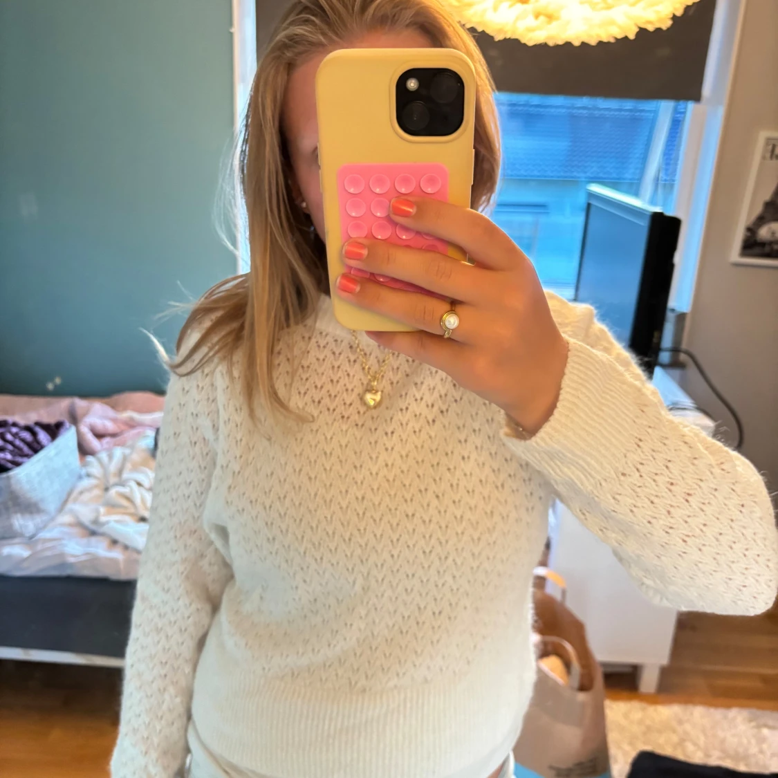 Vit stickad tröja med mönster