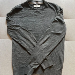 Mörkgrå tröja från Pier One - Snygg mörkgrå tröja från Pier One. Priset är ej hugget i sten! Tveka inte att skriva vid funderingar🤝