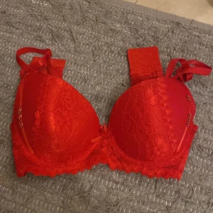 Röd bh - Aldrig använd. Säljer pga passar inte längre 