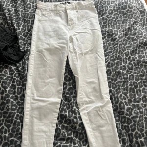 Vita raka jeans från Bik Bok XS - Snygga vita jeans från Bik Bok i storlek XS. Modellen har raka ben och klassisk femficksdesign med bälteshällor. Perfekta att styla med sneakers eller boots för en clean look.