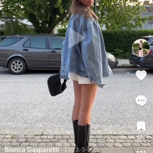 Blå jeansjacka Levis  - Jeansjacka från Levis. Storlek XL, men så så snygg! Fin till typ sommarklänningar och sånt. Köpt här på plick och bilderna tillhör förra säljaren💕