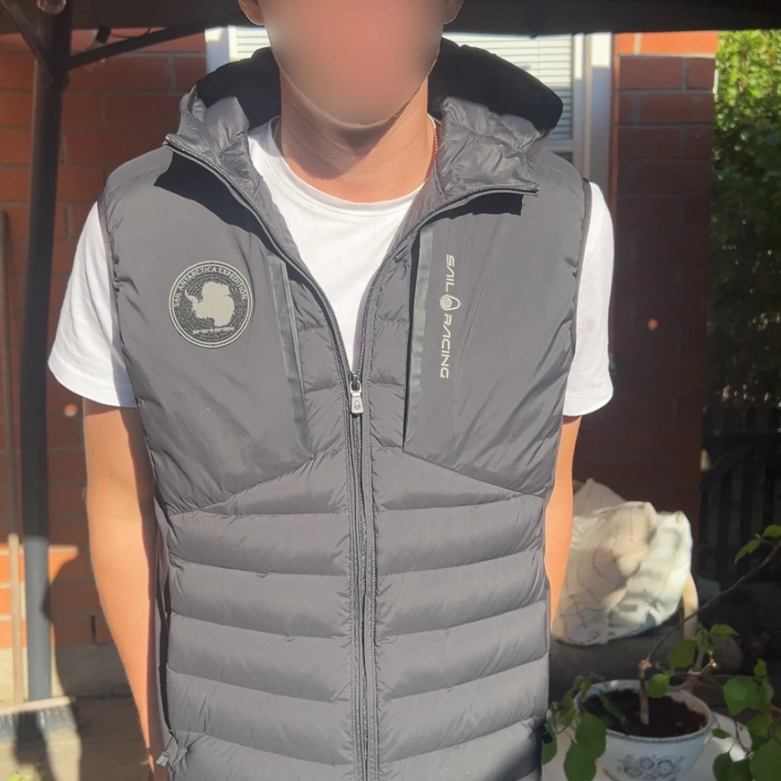 Svart dunväst Sail Racing med huva