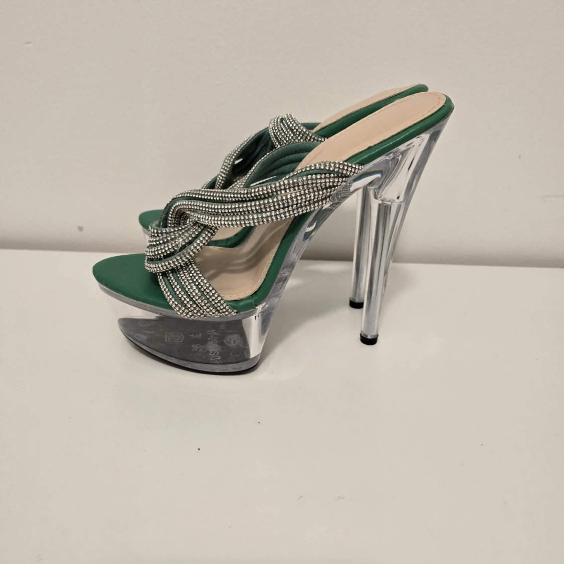 Gröna platåpumps med strass och hög klack