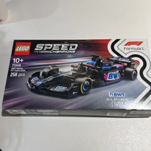 LEGO Speed Champions BWT Alpine F1 Team A524 - Bygg din egen coola Formel 1-bil med LEGO Speed Champions! Setet innehåller 258 delar och passar perfekt för dig som gillar racing, bilar och fartfyllda utmaningar. Perfekt för unga bilentusiaster och samlare.Icke öppnad 