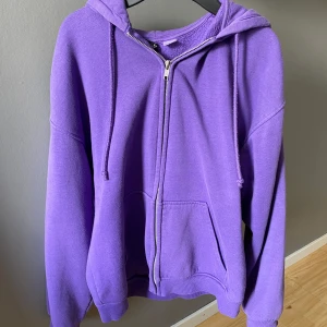 Lila zip up hoodie  - Säljer en lila zip up i storlek xs. Har använt några gånger men är i bra skick