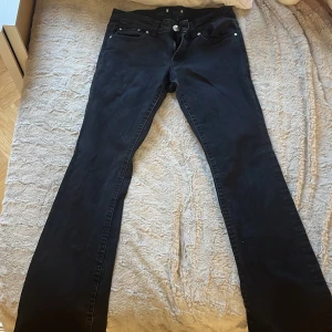 Svarta bootcut jeans från Gina Tricot - Snygga svarta jeans från Gina Tricot. Strlk 38. 