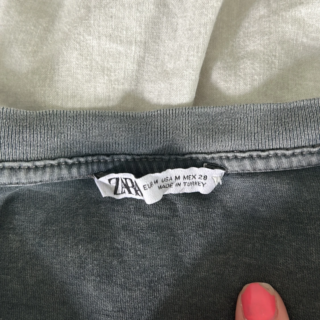 Grå t-shirt med färggrafiskt tryck Zara - 3