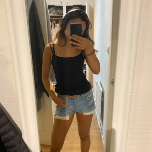 Levi's ljusblå jeansshorts med fransar - Säljer ett par snygga ljusblå jeansshorts från Levi's med råa fransade kanter och klassisk femficksdesign. Shortsen har låg midja och slitna detaljer för en chill vibe. Perfekta till sommaren och lätta att matcha med allt.