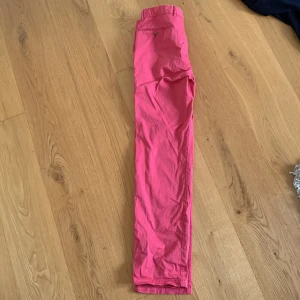 Polo Ralph Lauren byxor - Råsa polo Ralph lauren byxor i bra skick. Passar mellan 180-185 cm. Storlek L