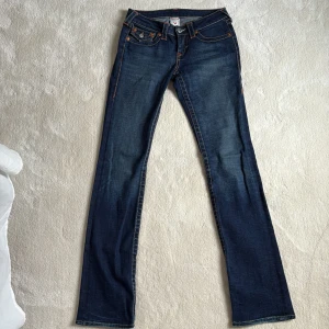 True religon jeans - Superfina skinny true religon jeans i storlek w26. En bit av tråden har gått av i närheten av gylfen men inget som påverkar användningen utan endast design. Även lite slitna längst ner på jeansen men inget som syns. Förutom dessa defekter är de i nyskick. 