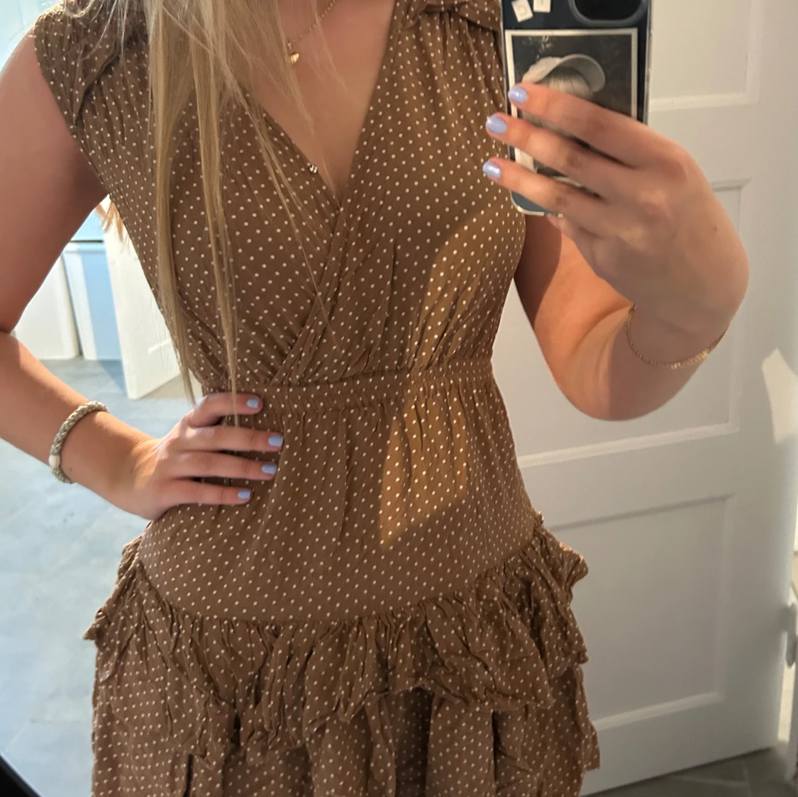 Brun prickig omlottklänning med volang   - 1