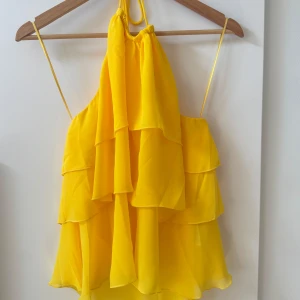 Halterneck volangtopp - Superfin gul topp med flera lager volanger från esprit. Storlek L men passar mig som har M/S vanligtvis💐