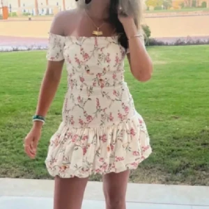Blommig offshoulder kortklänning💖💖🥹 - Säljer denna superpopulära klänningen ifrån hm!!🩷🩷den var från storlek L men har sytt in den som en S nu!! Så som en vanlig S! Inget som syns att den är insydd 💖💖💖